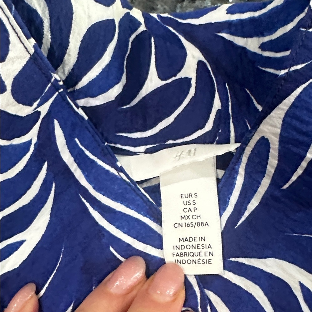 H&M Blue and White Patterned Top - Picture 7 of 9